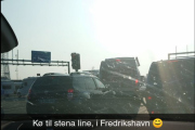 Neste morgen sitter Amanda og Martin i ferje kø, det er like før de er hjemme. Men jaggu fikk de tatt mange bilder av Renault på turen