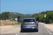 Tror ikke Maiken og Kim klarer å kjøre forbi en Renault Clio, og hva er det som stikker ut på høyre side der? For de fingeren eller en tommel?