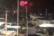 Men de får med seg at på den andre siden av fjorden sender de opp fyrverkeri
