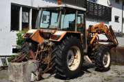 Vi rusler litt rundt, og gjør oss litt kjent med omgivelsene. Mitt første funn bekrefter det jeg hadde mistanke om. Dette er en traktor Renault 681 - 4S fra 1981. Se også på merke som sitter på vinduet bak den