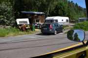 Det går ikke akkurat sakte med en Renault 6, men et par personer ble nok overasket her - hvis du ser godt etter