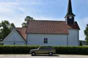 Her ser vi Enebakk kirke med bilen i fokus