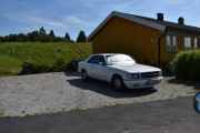 Når har vi kommet til Kirkebygda og plundrer litt med å finne veien. Her kjører jeg til en husmannsplass og passerer en  Mercedes-Benz 500 Sec fra 1983, så kanskje ikke denne avstikkeren blir forgjeves allikevel