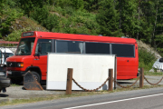 Denne røde Mercedes bussen er nok veteran, så synd at den platen stod i veien