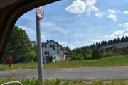 Du ser mye rart langs veien, Romerike står det på bussen, er det russebuss eller en festbuss?