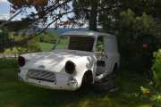 Men det er flere biler i hagen som vi må ta en titt på. Her ser vi en Ford Anglia varebil som faktisk kan komme på veien igjen