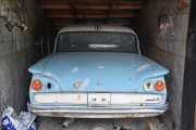 Her ser du hvor trangt det er, bilen som står inni er en Ford Consul 315