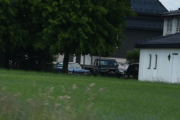 Jo da, den blå til venstre er veteran. Doble frontlykter, litt bred, kan det være en Buick Riviera?