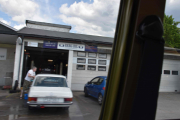 Går litt fort nå, hjemmelengsel og så er det forferdelig varmt. Men det er en veteran, gjetter Mercedes Benz i 300 serien, men det kan like godt være i 200 serien