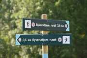 Vi kan gå tur her også, da betyr disse to skiltene at Syverudtjernet har en omkrets på 7,2 km. Dette kan også bli en kort-tur