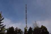 Den ene masten som står her nå, tilhører Telenor, dette er et av de større «tårnene» Telenor Infra eier og drifter i dag