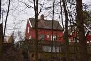 Vi kan se noen hus fra skogen også, dette er et gammelt hus som ligger i Solfjellshøgda 20. Solfjellshøgda fikk sitt navn i 1927 så det er helt sikkert flere gamle hus der som vi ikke ser fra skogen