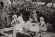 Her er alle mine besteforeldre samlet i hagen og jeg sitter på bordet.