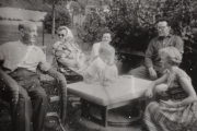 Hvis jeg er tre år på bildet må dette være i 1962. Fra venstre farfar, mormor, farmor og så morfar, min mor til høyre