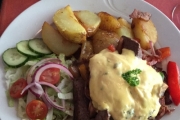Nå er det tid for middag på hotellet, i dag blir det Biffsnadder på oss alle