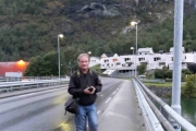 Nå er vi på brua som går over Hæreidselva, her lå nok skinnegangen helt til 1953-1955 da det ble bygget ny bru