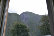 Flott utsikt mot fjellet der det gikk et stort ras for ca. 8-10 år siden