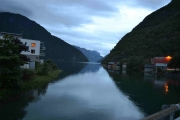 Hæreidselva nedover som munner ut i Sognefjorden, du ser så vidt Saltvika til høyre