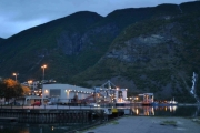 Hydro anlegget og båten som av og til kjører ut og inn. Hvor kjører den hen?