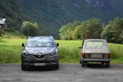 Må innrømme at siden jeg kom til Årdal har jeg sett etter Renault. Og her er en, selv om det er en turist