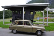 Renault 6 og et tog, Torbjørn tror jeg toget blir kalt, oppkalt etter den uheldige lokføreren som kjørte toget ut i sjøen
