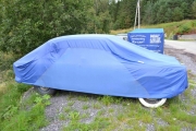 Jeg sjekker og for beskjed om at det er en Simca Aronde 61 modell under presenningen