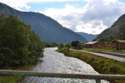 Nå er vi på brua nedenfor, ble kalt rørbrua i gamledager. Her deler elven seg i to løp