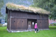 En flott gammel bygning, men nå må vi se på noen bilder da lokomotivet ble heist opp inne på Hydro anlegget