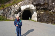 Her er den smale og bratte tunnelen vi må igjennom før ferden ned til Ofredal (kalt Offerdalen)