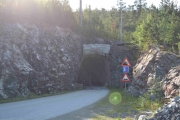 Huff, her må vi inn igjen på tilbaketuren men det er nedoverbakke da, tross alt