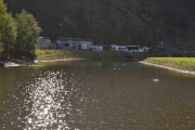 Ja og dere leste riktig og vi kan se fisken over vannet