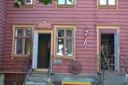 Her ser vi noe spennende, vi går inn