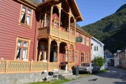 Lærdalsøren Hotel - Rooms, Cafè, Bar.- Est. 1880 står det på skiltet