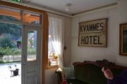 Kvammes Hotel står det inne, sikkert et eldre skilt