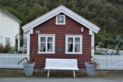 Sitt ned og bare nyt en liten stund står det på skiltet. Ja det skal vi gjøre