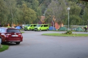 Og når vi går ut ser vi våres fotturister med sine to Renaultèr som var på vei til Vetti