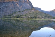 Fjorden er blikk stille, du kan speile deg på overflaten