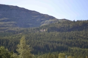 Nå er vi over og har passert Hemsedal. Videre nedover ser vi noe oppe i åskammen, hva er det?