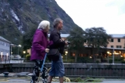 Her går to personer på Klingenberg-kaien som har det veldig bra nå