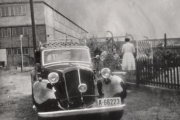 I begynnelsen av 60 åra kjørte vi selvfølgelig staselig. Her ser dere bilen vår på den tiden - Hansemann