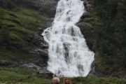 Ikke spør om hvem som står foran Hjellefossen, min mors pikenavn er Hjelle