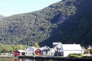 Men så vakkert med gamle bygninger og fjell i bakgrunnen