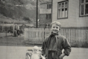 Min kusine og her ser dere huset fra den andre kanten. Kjøkkenvinduet i 1 etasje hvor jeg satt og tegnet lastebilene som kjørte forbi