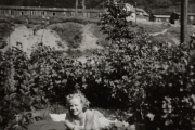 Her en min mor i den lille hagen de hadde med masse bærbusker. Jeg husker Stikkelsbær buskene godt