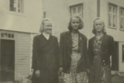 Min mor til venstre, bilde er tatt et eller annet sted i Årdal i 40 åra