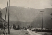 Et gammelt bide hvor vi ser ned mot Sognefjorden. Er nok i 50 åra og det så annerledes ut da