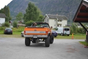 En Chevrolet med store hjul passerer oss