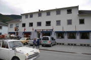 Tilbake på hotellet og masse biler i gaten som passerer oss