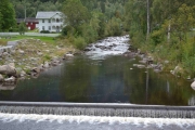 Elven oppover med flott fall ved broen vi står på