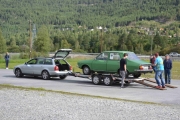 Nå skal den ned fra bil hengeren